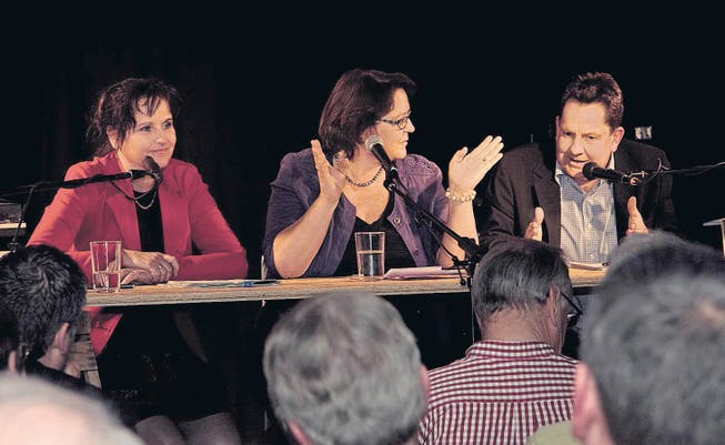 Unter der Leitung von Moderatorin Gisela Tobler (Mitte) diskutieren Monika Lehmann und Lukas Reichle über die Plus-Minus-Initiative. (Bild: Linda Müntener)