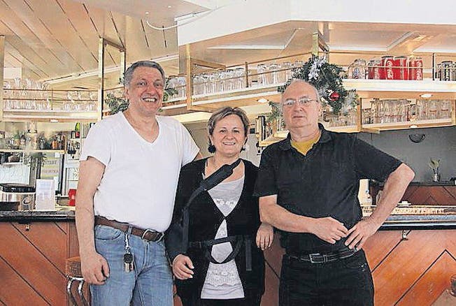 Das «Bahnhöfli»-Team: Damian Petkovic, Suada Husic und der Garçon Jean-Pierre. (Bild: Michèle Vaterlaus)