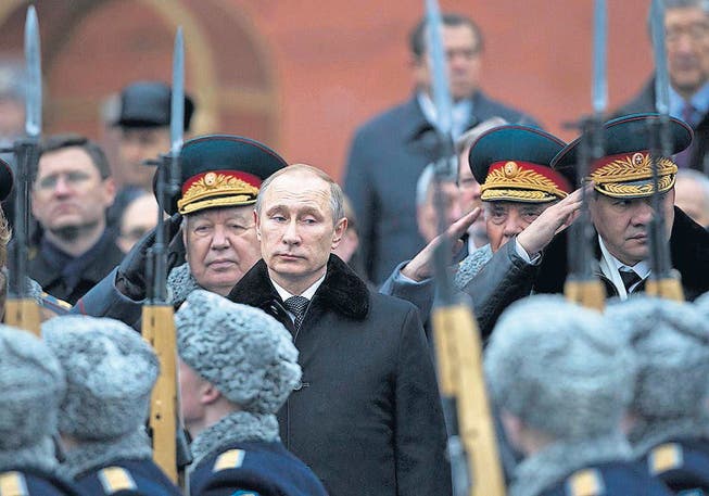 Wladimir Putin äusserte sich am russischen Feiertag der Armee nicht zu den Entwicklungen in der Ukraine. (Bild: ap/Alexander Zemlianichenko)