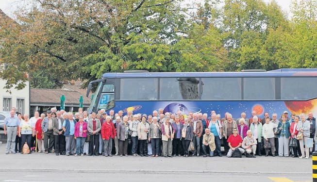 Die Seniorinnen und Senioren aus Räfis-Burgerau machten eine Tagesreise an den Rheinfall. (Bild: pd)