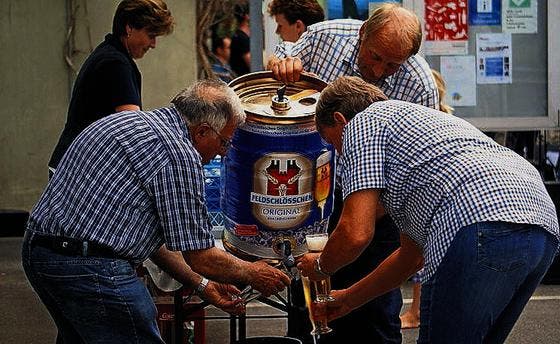 Robert Kiedaisch, Theo Ellenbroek und Willi Seidel zapfen am Sommerfest das Bierfass an. (Bild: Ursula Gasser)