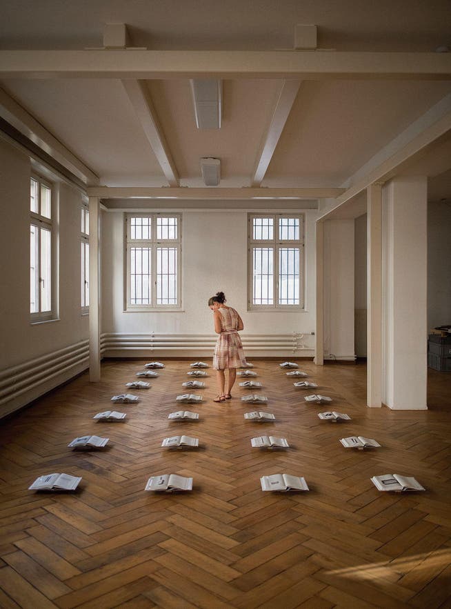 Bodeninstallation mit 28 der 37 Bücher, die Tine Melzer für die Ausstellung herstellte. (Bild: Benjamin Manser)
