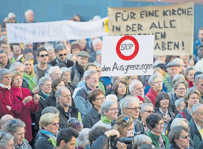 Demonstration gegen Bischof Vitus Huonder am 9. März 2014 in St. Gallen. (Bild: Urs Jaudas)