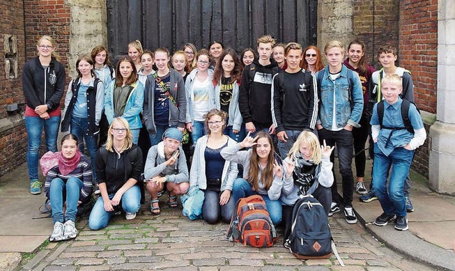Die Schülergruppe vor dem Londoner St. James Palast. (Bild: PD)