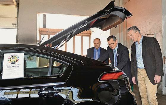 Erklärungen am Opel: Verkäufer Marcel Brauchli, Geschäftsführer Christian Mettler, Kunde Marcel Raymann. (Bilder: Daniela Ebinger)