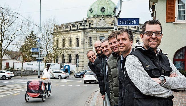Das Komitee Ja zur Stadtentlastung (von vorne): Sandro Erné (FDP), Michael Hodel (EVP), Andreas Elliker (SVP), Romeo Küng (SVP), Philipp Geuggis (FDP) und Stefan Geiges (CVP). (Bild: Mathias Frei)