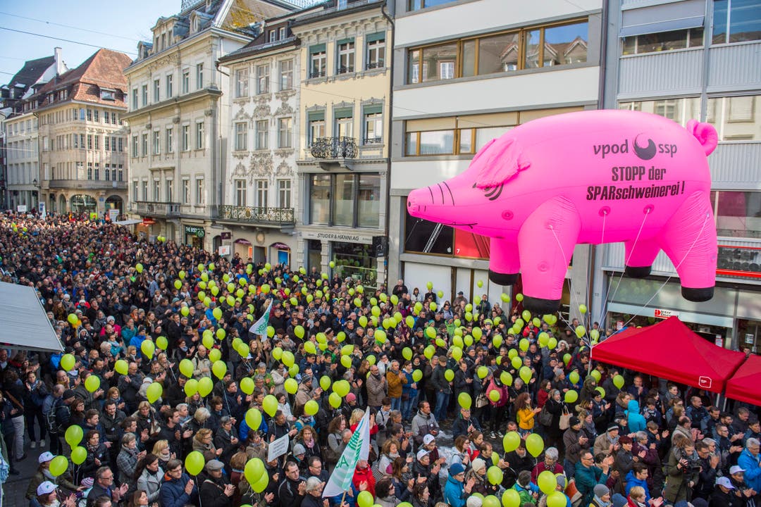 Demonstration des Staatspersonal St. Gallen: Die Kundgebung wird von der Personalverbändekonferenz des Kantons St.Gallen und den Gewerkschaften organisiert (Bild: Urs Bucher)