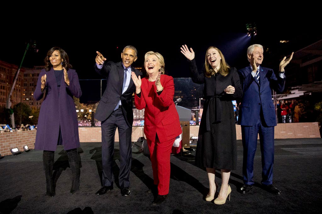 First Lady Michelle Obama, Noch-Präsident Barack Obama, Kandidatin Hillary Clinton mit Tochter Chelsea und Ehemann Bill (von links). (Bild: Keystone)