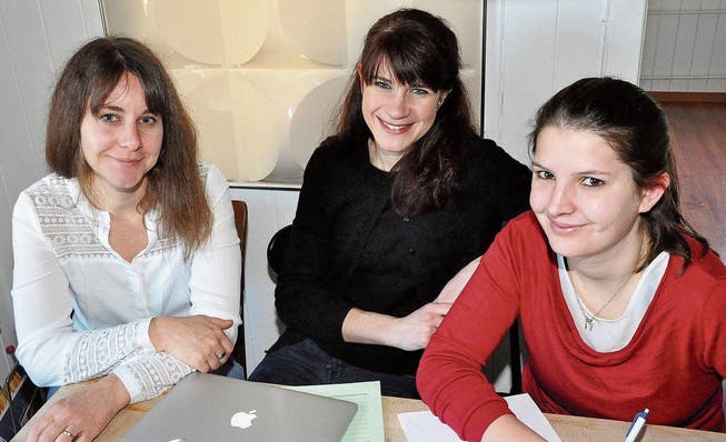 Stecken mitten in der Produktion des 31. Werdenberger Jahrbuchs: Redaktionsleiterin Sarah Mehrmann und die beiden Redaktorinnen Caroline Schärli und Claudia Finkele (von links). (Bild: PD)