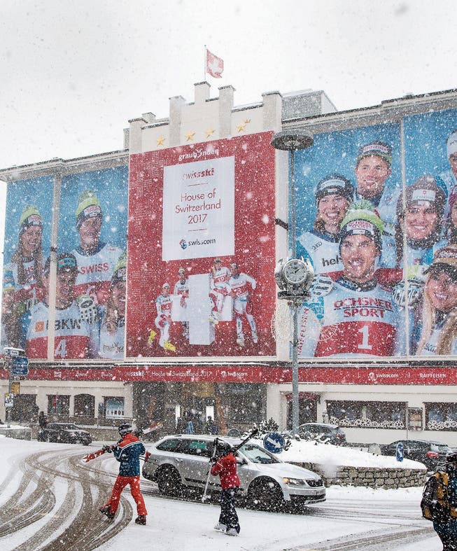 Die Schweizer Skistars hängen an der Mauer des House of Switzerland. Drin zu feiern hatten sie bisher wenig. (Bild: Jean-Christophe Bott/KEY)