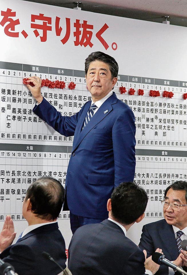 Premierminister Shinzo Abe überwacht, welche Kandidaten seiner Partei gewählt wurden. (Bild: Kimimasa Mayama/EPA (Tokio, 22. Oktober 2017))