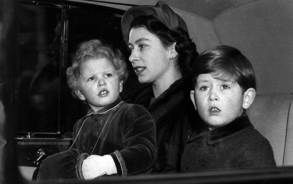 Queen Elisabeth II. mit ihren beiden Kindern Prinz Charles und Prinzessin Anne. (Bild: Keystone)