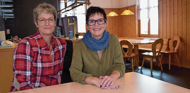 Service- und Küchenhilfe Regina Klaus und Wirtin Irene Fehr in der Gaststube des «Alpenblicks», wo sie ab Anfang November Gäste bewirten. (Bild: Evi Biedermann)