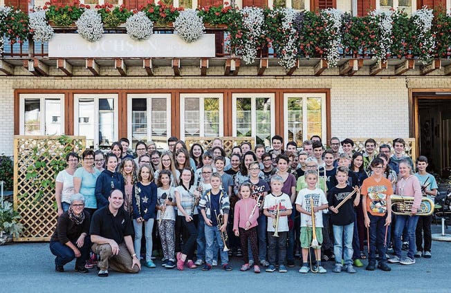 Die 50 Musikantinnen und Musikanten posieren vor dem «Ochsen» im toggenburgischen Stein. (Bild: PD)