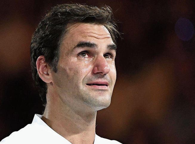Kann seine Tränen bei der Siegerehrung nicht mehr zurückhalten: Roger Federer.