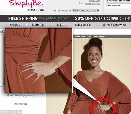 Simply Be ist ein Unternehmen aus Manchester, das Kleider in Übergrössen verkauft - und somit ein authentisches Frauenbild propagieren will. Wären da nur nicht diese Hände... (Bild: Simply Be)