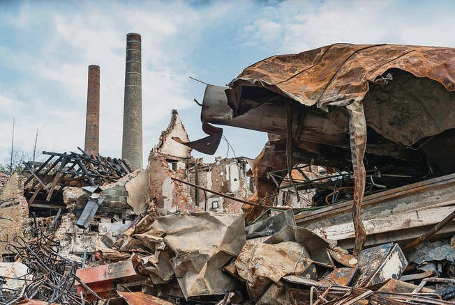 Brandruinen auf dem früheren Raduner-Fabrikareal: Der Abbruch der kaputten Gebäude dürfte eine unbestrittene Sache sein. (Bild: Hanspeter Schiess)