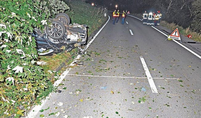 Nach diesem Unfall auf der Frauenfelderstrasse oberhalb von Steckborn erlag ein 31-jähriger Mitfahrer seinen schweren Verletzungen. (Bild: Kapo Thurgau (9. Oktober 2016))