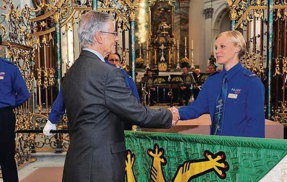 Amtseid über der Thurgauer Fahne: Regierungsrat Claudius Graf-Schelling gratuliert Rebecca Schlauri. (Bild: pd)
