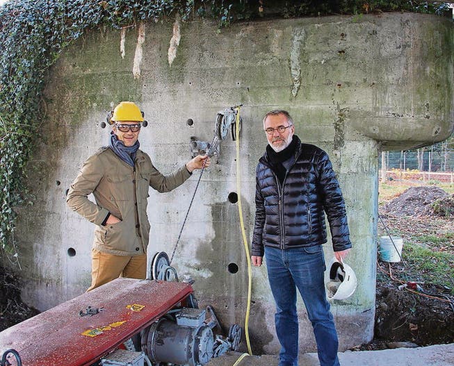 Gemeindepräsident Roland Brändli (links) und Architekt Alex Buob haben die Maschine in Betrieb gesetzt. (Bild: Jolanda Riedener)