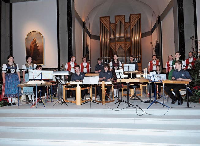 Das Hackbrett Jugendorchester Schweiz musizierte gemeinsam mit dem Hitzigen Appenzeller Chor. (Bild: Rolf Rechsteiner)
