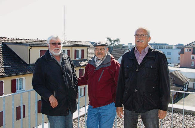 Ruedi Schraff, Gerhard Ströbele und Fritz Wehrli wehren sich gegen die Installation einer Mobilfunkantenne. (Bild: Michèle Vaterlaus)