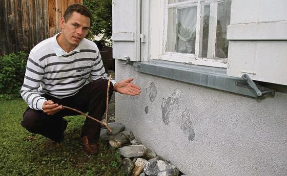 Nach der Entfeuchtung: Odo Diels zeigt die sichtbar trockene Wand eines Wohnhauses. (Bild: Markus Fässler)