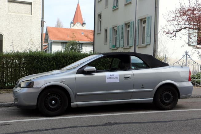 "Zum Mitnehmen" steht auf dem Opel Cabriolet, das an der Franklinstrasse in Rorschach steht. (Bild: Res Lerch)