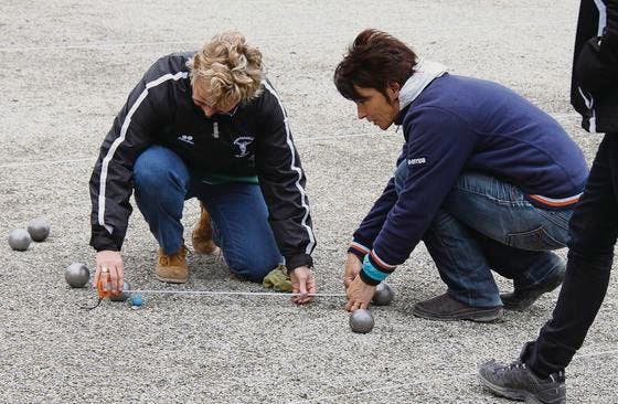Jeder Zentimeter zählt: Das Team Le Lys aus Prilly will es genau wissen, mit Meterband wird nachgemessen. (Bild: Barbara Hettich)