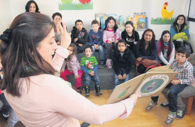 Marta Martinez Cue erzählt den Kindern auf Spanisch die Geschichte «La Cebra». (Bild: Barbara Hettich)