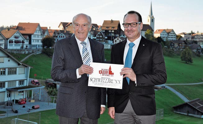 Alt Bundesrat und Laudator Hans-Rudolf Merz überreicht das Zertifikat an Gemeindepräsident Hansueli Reutegger. (Bild: Gianni Amstutz)