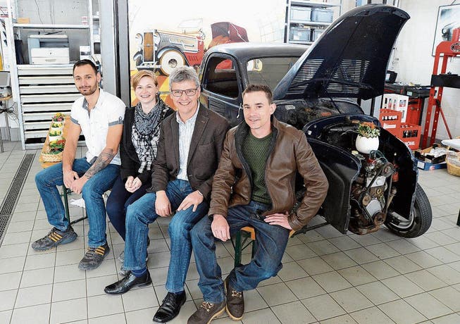 Robin Stangl, Angela Peter, Michele Cudazzo und Sandro Fuchs haben es sich vor einem zu restaurierenden Fiat Topolino (Jahrgang 1950) gemütlich gemacht. (Bild: Hansruedi Rohrer)