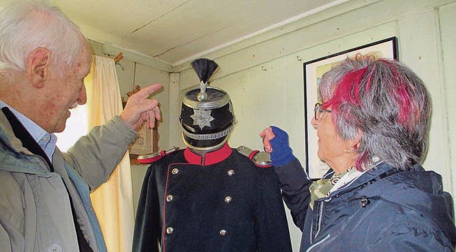 Museumsleiter Ernst Züst zeigt Details der Uniform, mit der vor hundert Jahren auch Appenzeller Soldaten einzurücken hatten. (Bild: pe)