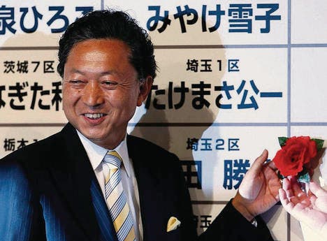 Yukio Hatoyama, Chef der Demokratischen Partei, markiert an einer Tafel die Etappensiege. (Bild: rtr/Issei Kato)