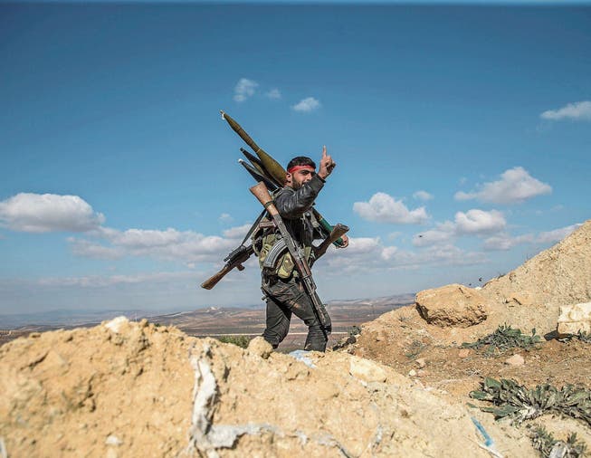 Ein Kämpfer der Freien Syrischen Armee auf dem Burseya-Berg in der nordsyrischen Region Afrin. (Bild: Emin Sansar/Anadolu/Getty (28. Januar 2018))