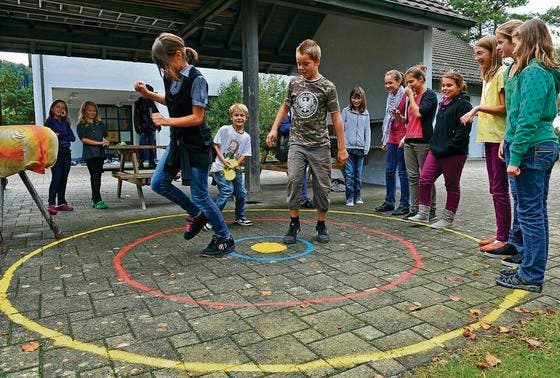 Hüttlinger Primarschüler vergnügen sich vor dem Unterricht bei einem Hüpfspiel. (Bild: Reto Martin)