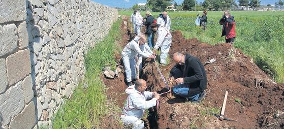 Mitglieder der Künstlergruppe «Ohm41» untersuchen bei Martano in Apulien einen in Zusammenarbeit mit der Gemeinde geöffneten Graben. (Bild: mhu.)