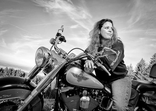 In ihrer Freizeit schwingt sich Alexandra Sonderegger aus Oberegg leidenschaftlich gerne auf ihre Harley. Sie ist eine der 24 fotografierten Frauen. (Bild: Christian Funke)
