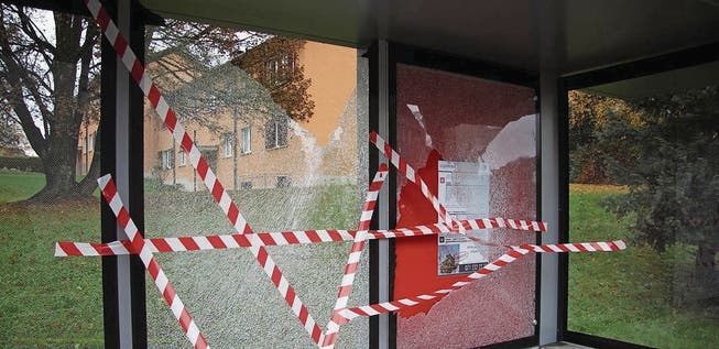 Zwei Scheiben der Bushaltestelle Haggen wurden in der Nacht auf Sonntag zerstört. (Bild: David Gadze)