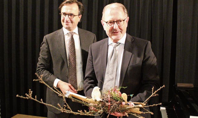 FDP-Präsident David H. Bon bedankt sich bei alt Nationalrat Hermann Hess für sein politisches Engagement. (Bild: Claudia Schumm)