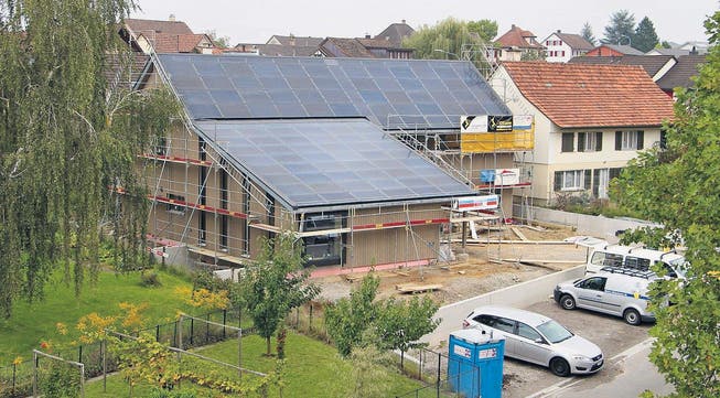 Blick aus dem Schulhaus Oberdorf auf das Begegnungshaus an der Schulstrasse; die Photovoltaikanlage auf dem Dach ist bereits montiert. (Bild: Hannelore Bruderer)