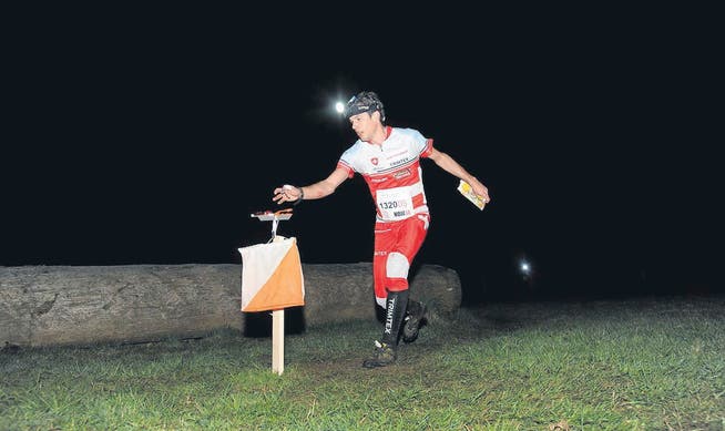Martin Hubmann bei seinem Lauf am Nacht-OL zum Schweizer-Meister-Titel. (Bild: Benjamin Müller)
