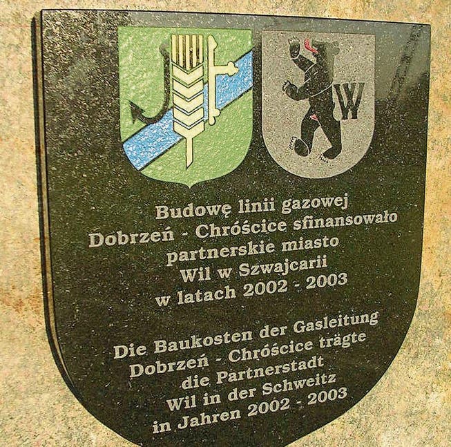 Tafel auf einem Gedenkstein in Dobrzen Wielki: Durch die finanzielle Unterstützung Wils konnte eine Gasleitung gebaut werden. (Bilder: PD)