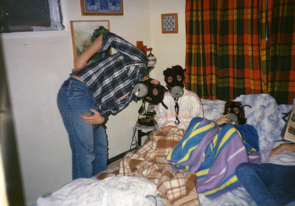 Eisenhut, seine Frau und seine Tochter blödeln mit Gasmasken herum. (Bild: Ueli Eisenhut)