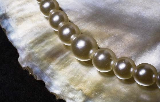 Der Weltgebetstag ist wie eine Perlenkette, die sich rund um den Globus, rund um die Gemeinschaft der Betenden spannt. (Bild: Shutterstock)