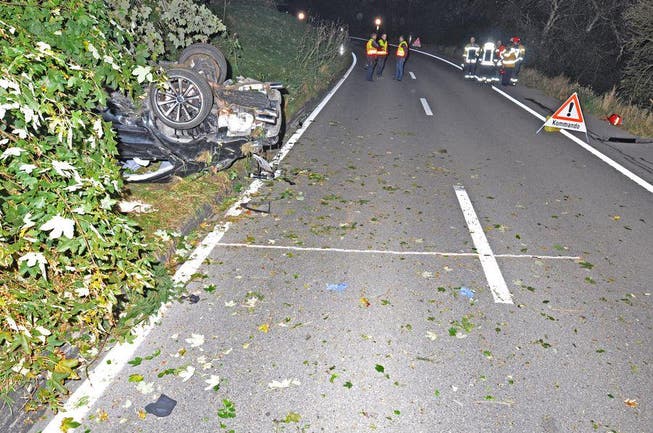 Ein betrunkener Autofahrer hat auf der Frauenfelderstrasse oberhalb von Steckborn einen Unfall verursacht. Daraufhin erlag ein 31-jähriger Insasse seinen schweren Verletzungen. (Bild: Kapo TG (9.10.2016))