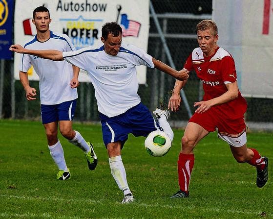 Ein Akteur des FC Münsterlingen (rot) versucht sich gegen die Spieler von Calcio Kreuzlingen durchzusetzen. (Bild: Mario Gaccioli)
