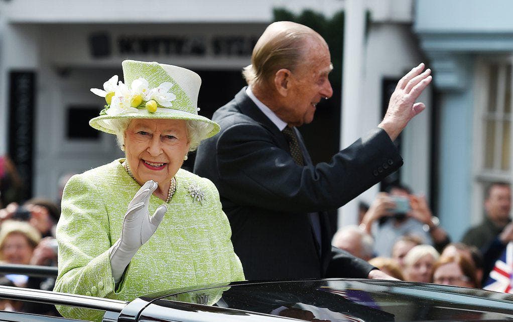 Queen Elizabeth II. und ihr Mann Prinz Philip winken den Bürgern. (Bild: Keystone)