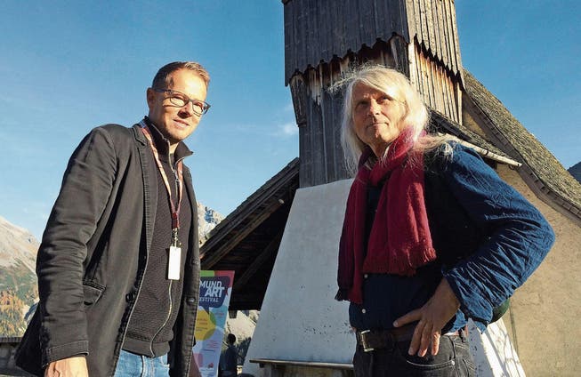 Bänz Friedli, der künstlerische Leiter, und Liedermacherlegende Walter Lietha vor dem Bergkirchli Arosa. (Bild: Peter Hummel)