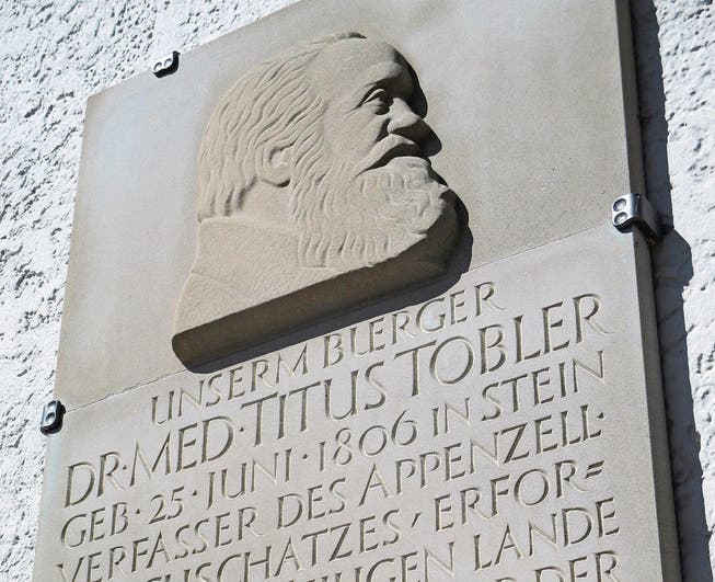 Seit 75 Jahren erinnert an der Kirche Wolfhalden eine kürzlich restaurierte Gedenktafel an Titus Tobler. (Bild: Peter Eggenberger)